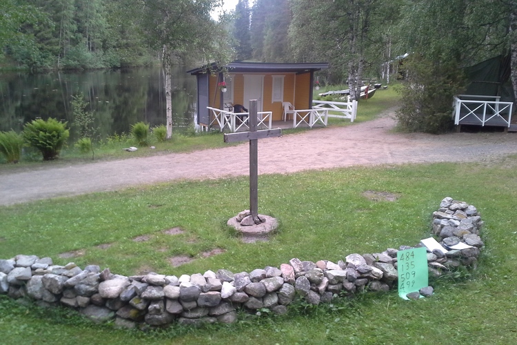 Oronmyllyn leirikeskuksen leirikirkon alttarikaide on rakennettu kivistä latomalla.