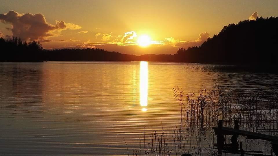 Auringonlasku järven rannalla